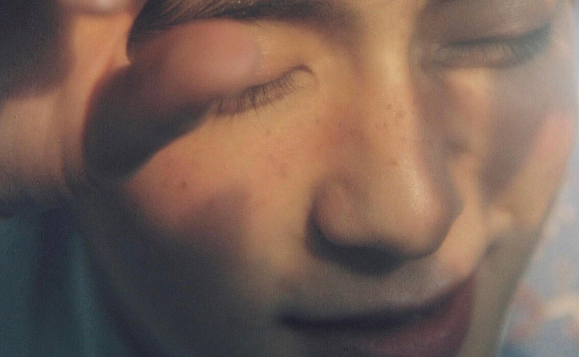 shl's zhou zishu and wen kexing on a bench and smiling at each other